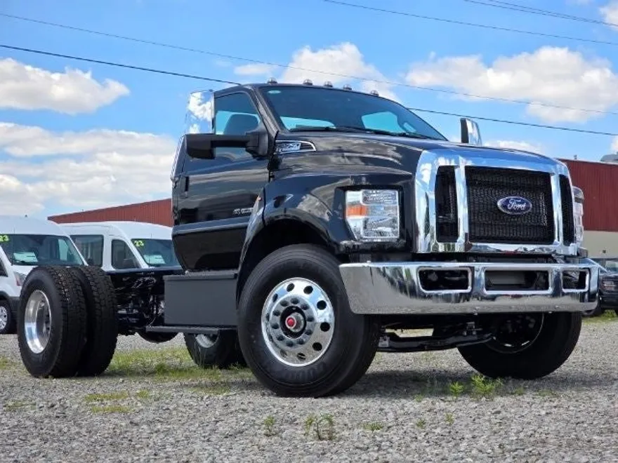 2025 Ford F-750 SuperCab Base photo 1