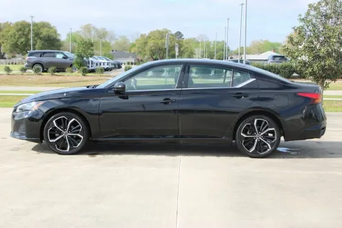 2023 Nissan Altima 2.5 SR photo 3