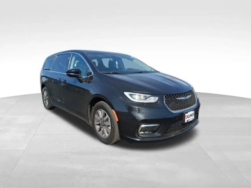2023 Chrysler Pacifica Hybrid Touring L photo 1