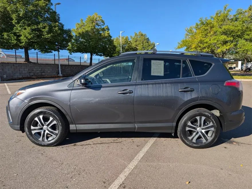 2017 Toyota RAV4 LE photo 1