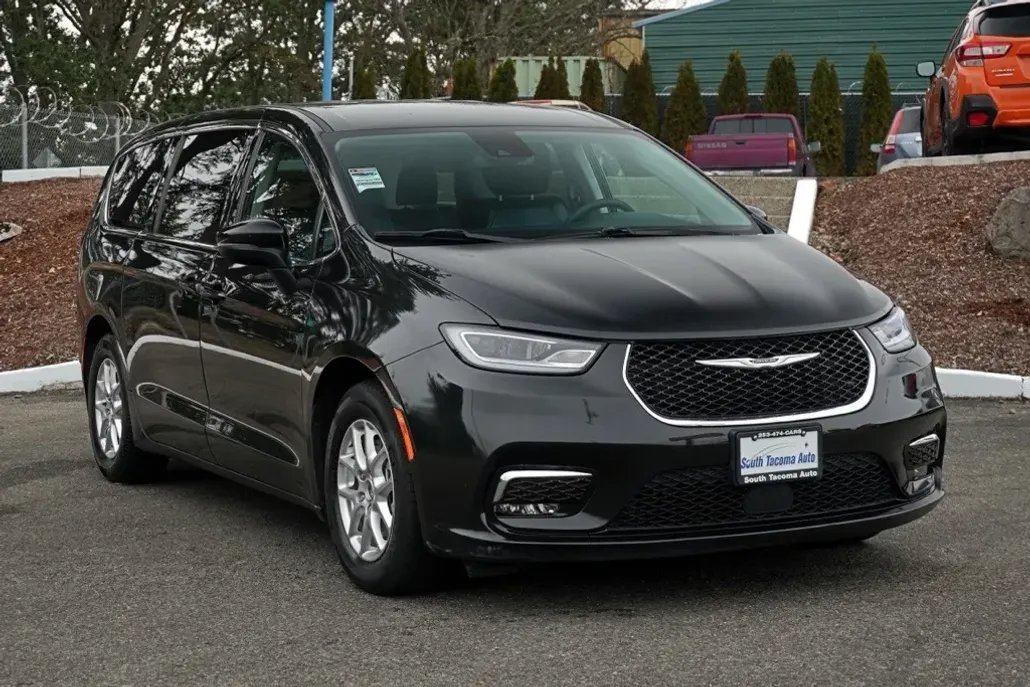 2023 Chrysler Pacifica Touring L photo 1