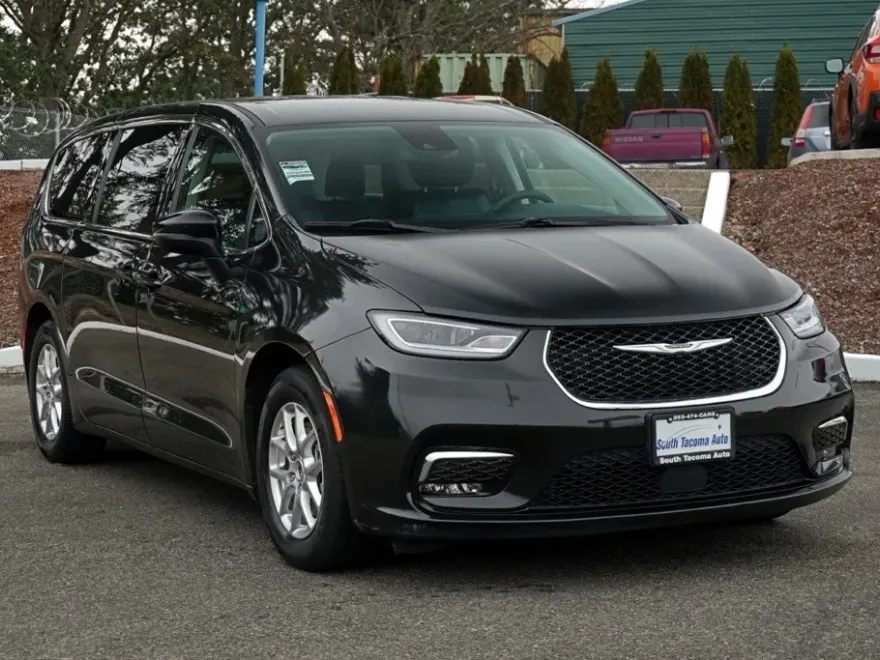 2023 Chrysler Pacifica Touring L photo 1