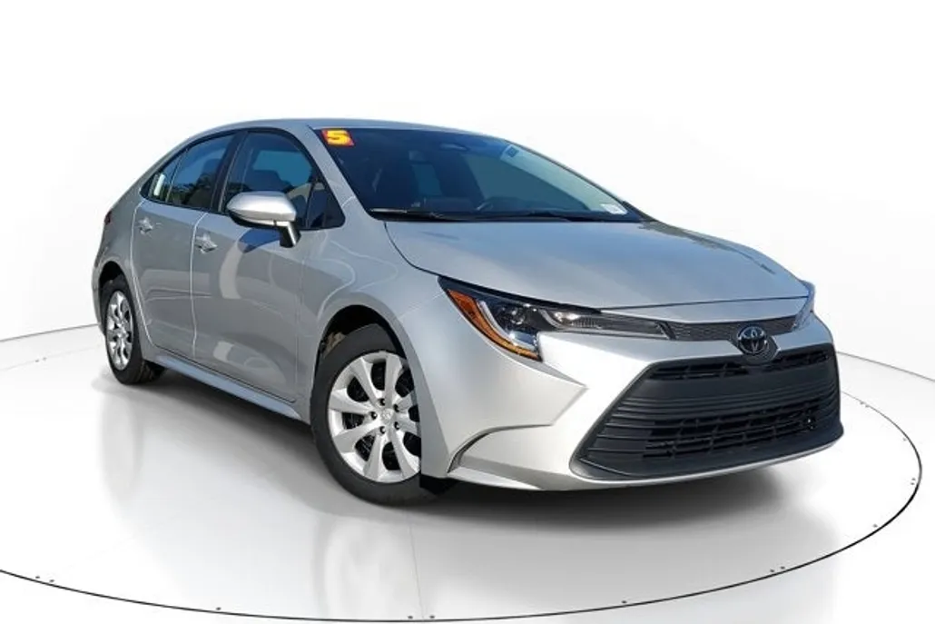 2025 Toyota Corolla LE photo 1
