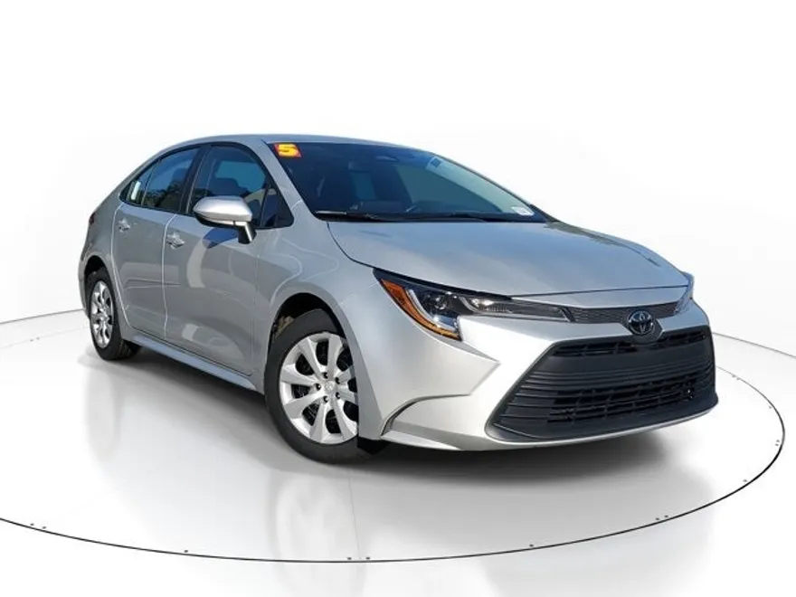 2025 Toyota Corolla LE photo 1