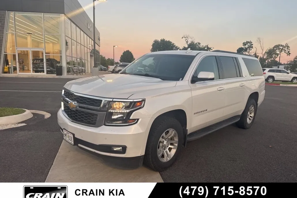 2016 Chevrolet Suburban LT photo 1