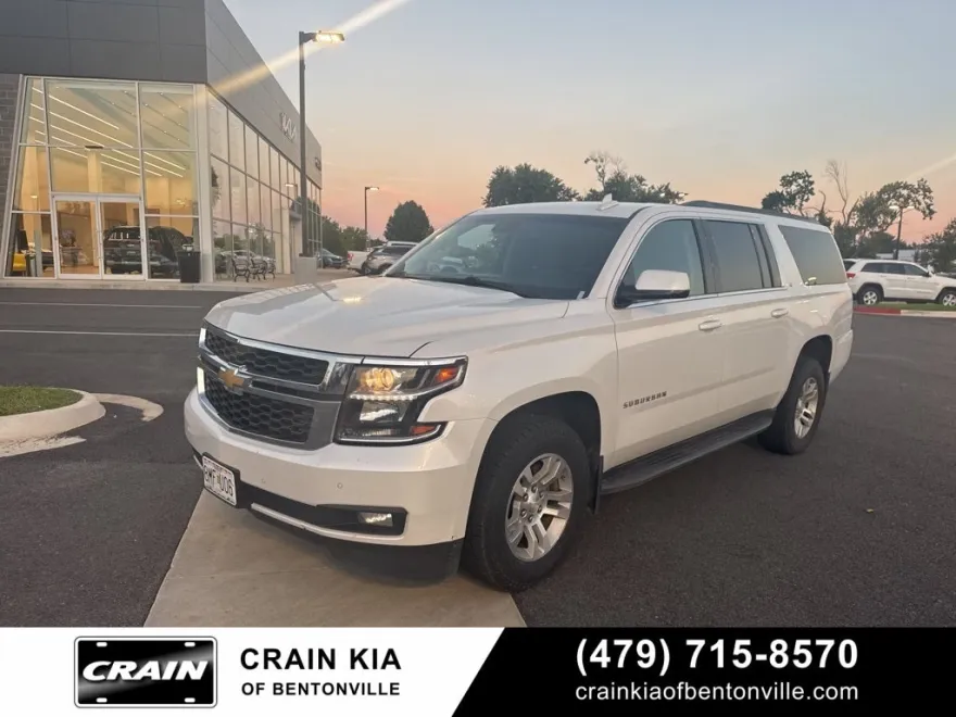 2016 Chevrolet Suburban LT photo 1