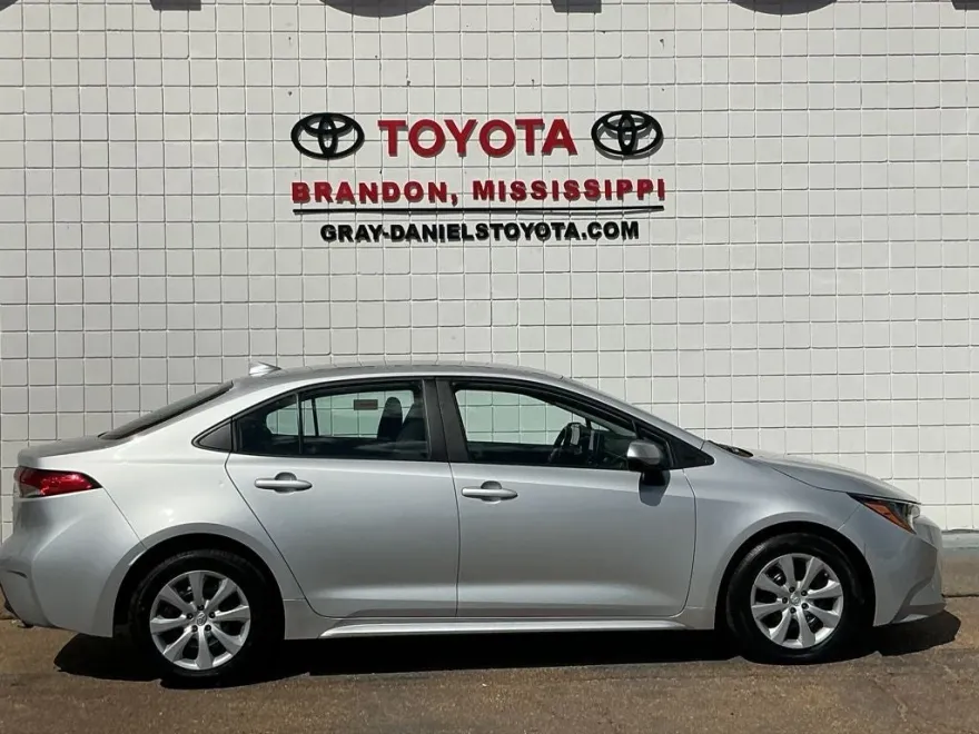 2023 Toyota Corolla LE photo 1