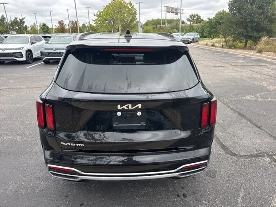 2023 Kia Sorento S photo 1