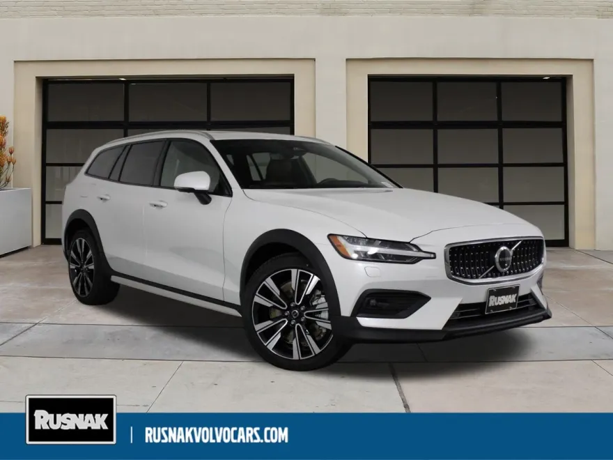 2026 Volvo V60 Cross Country B5 photo 1