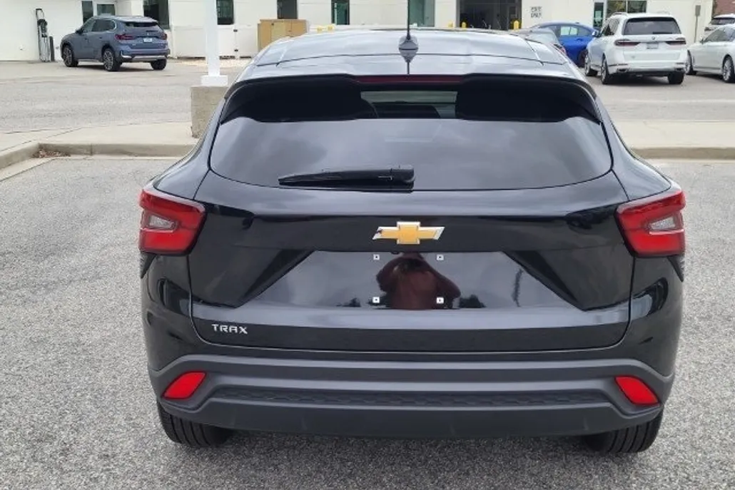 2025 Chevrolet Trax LS photo 1