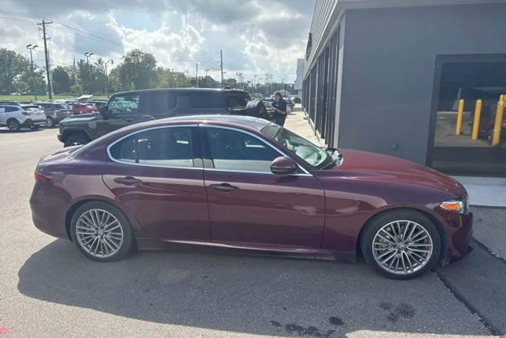2017 Alfa Romeo Giulia Ti photo 1