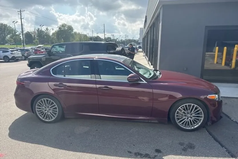 2017 Alfa Romeo Giulia Ti photo 1