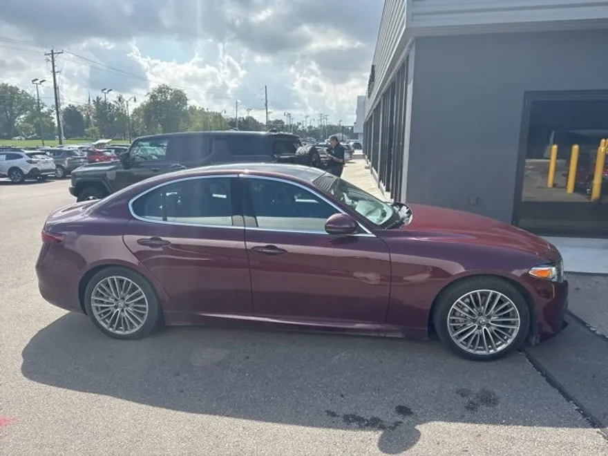 2017 Alfa Romeo Giulia Ti photo 1