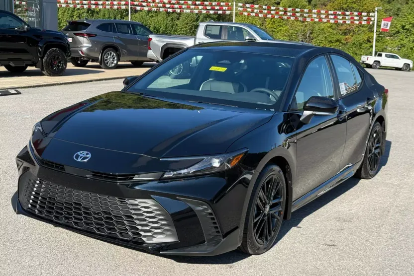 2026 Toyota Camry SE photo 1