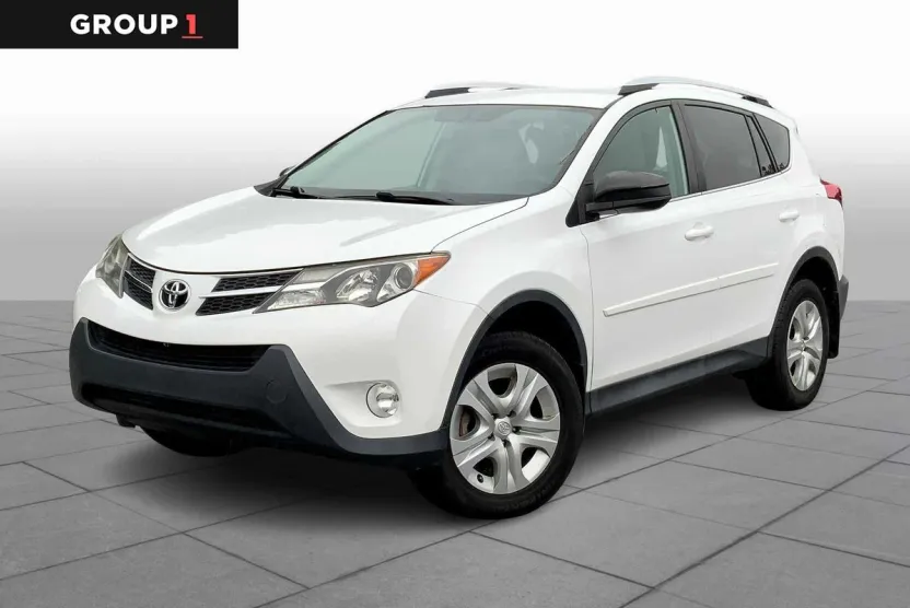 2015 Toyota RAV4 LE photo 1