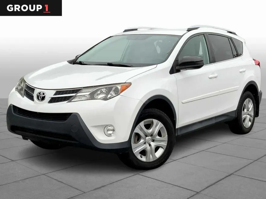 2015 Toyota RAV4 LE photo 1