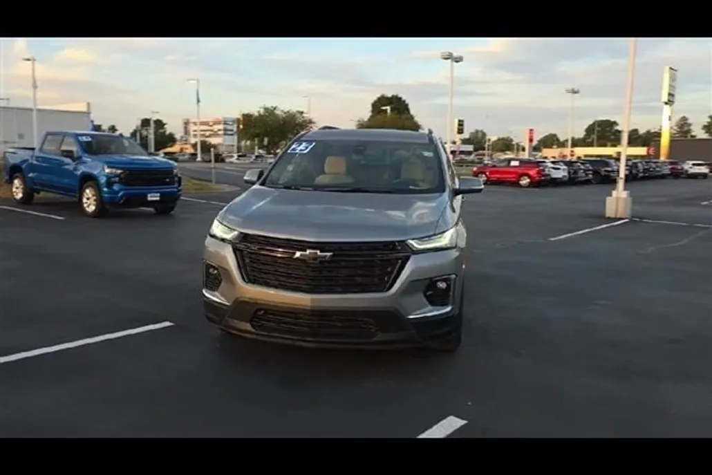 2023 Chevrolet Traverse LS photo 1