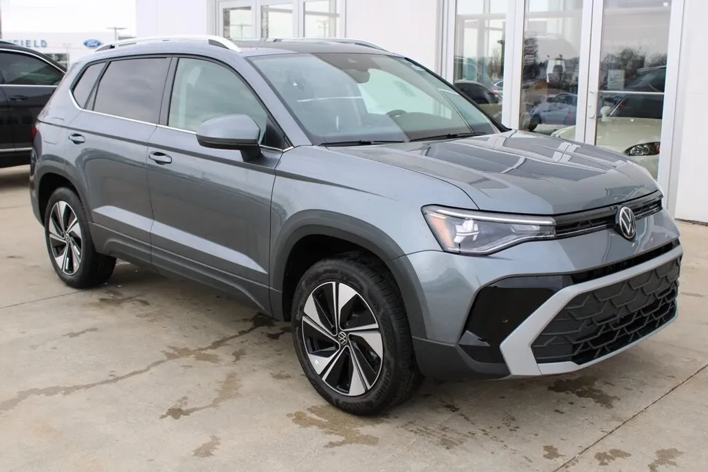 2025 Volkswagen Taos SE photo 1