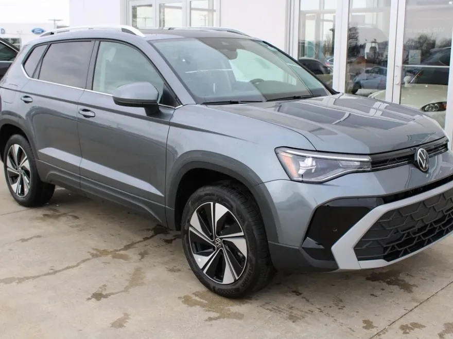 2025 Volkswagen Taos SE photo 1
