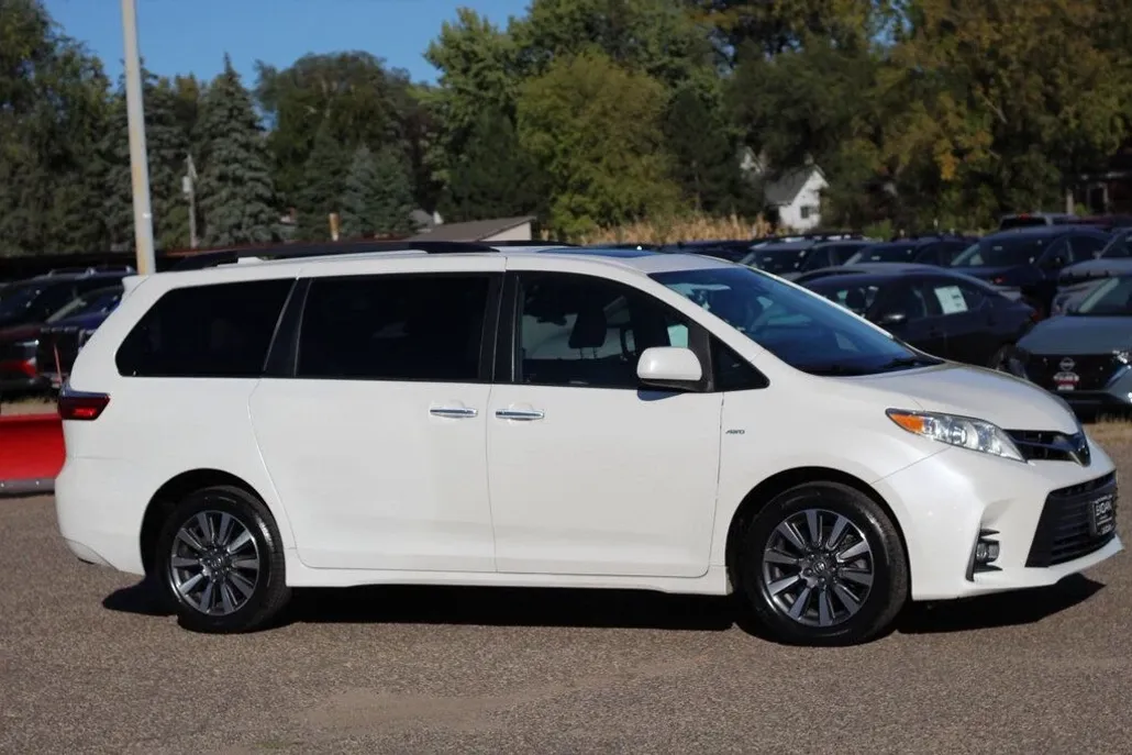 2018 Toyota Sienna XLE Premium photo 1