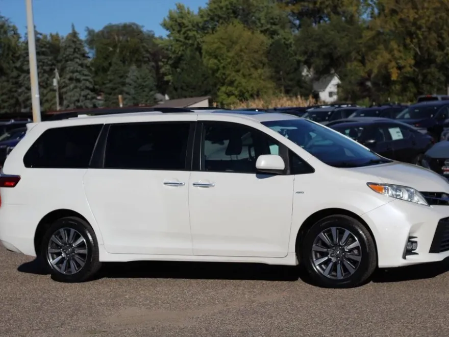 2018 Toyota Sienna XLE Premium photo 1