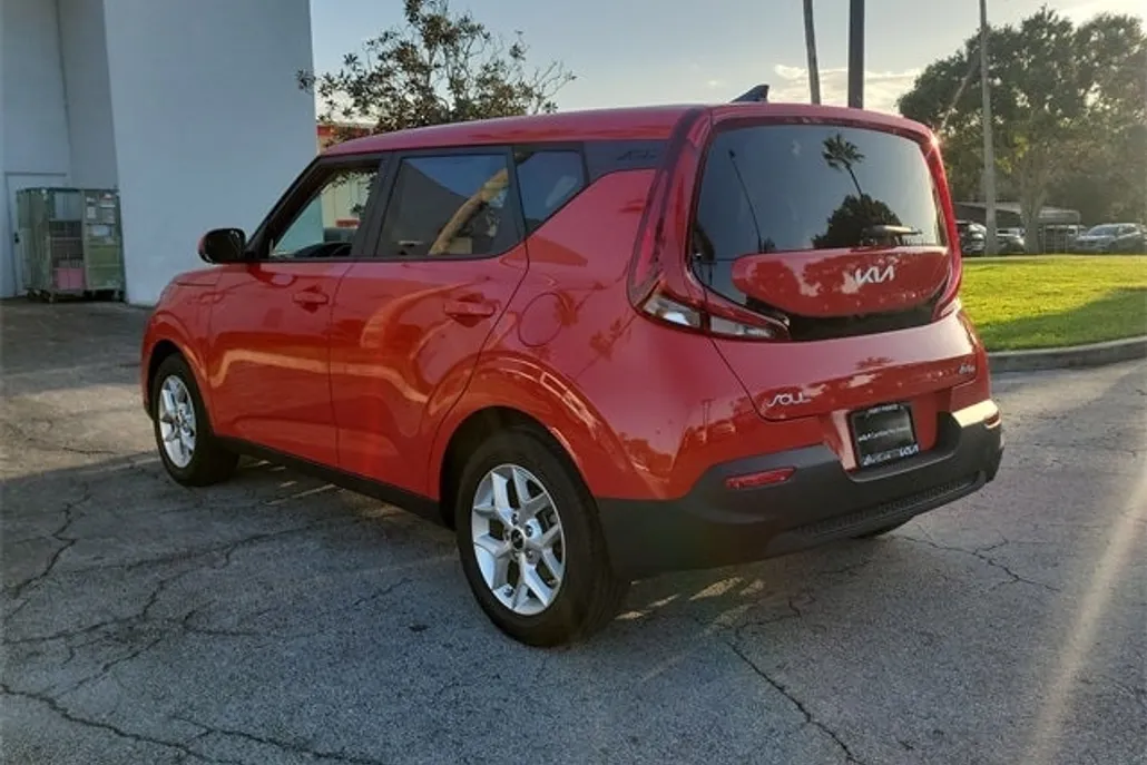 2022 Kia Soul LX photo 1