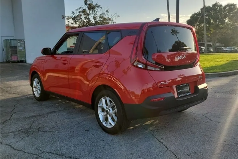 2022 Kia Soul LX photo 1