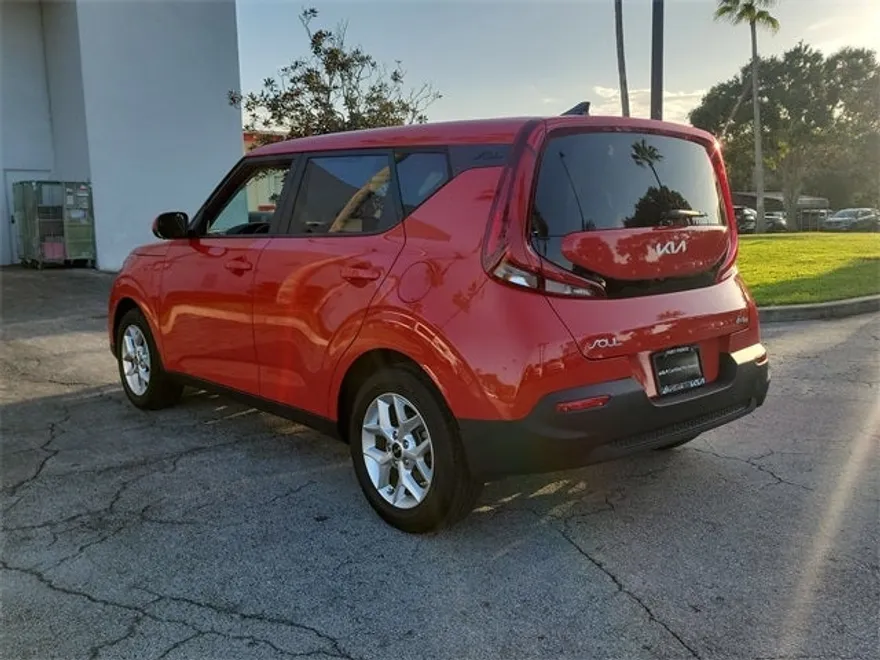 2022 Kia Soul LX photo 1