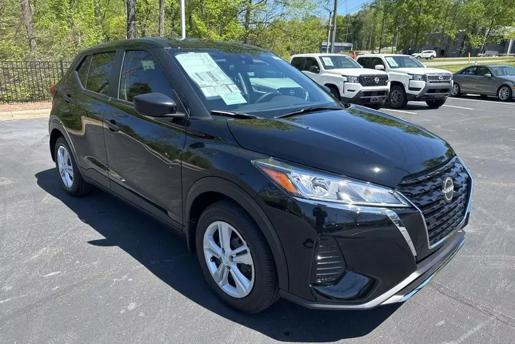 2025 Nissan Kicks Play S photo 1