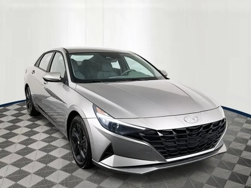 2023 Hyundai Elantra SEL photo 1
