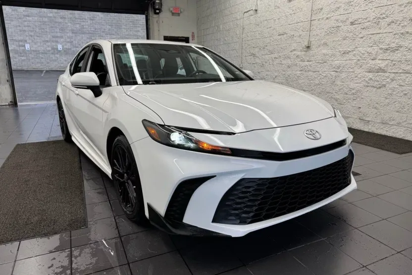 2025 Toyota Camry SE photo 1