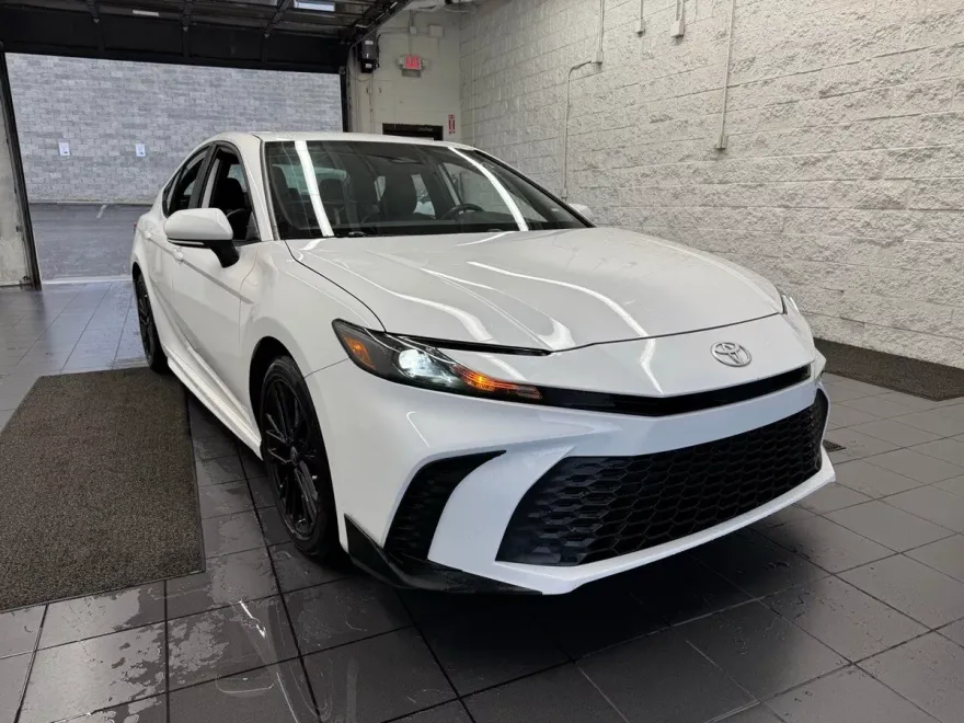 2025 Toyota Camry SE photo 1