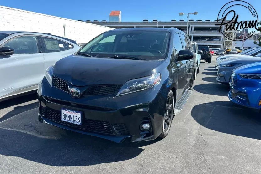 2020 Toyota Sienna SE photo 1