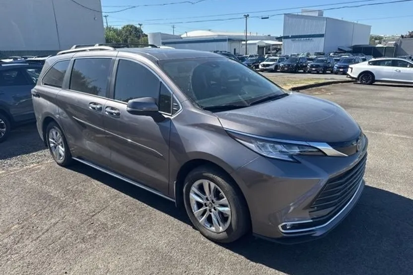 2024 Toyota Sienna Limited photo 1