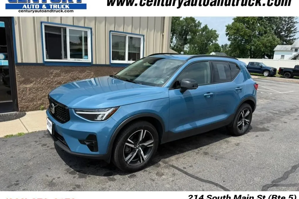 2023 Volvo XC40 AWD Plus photo 1