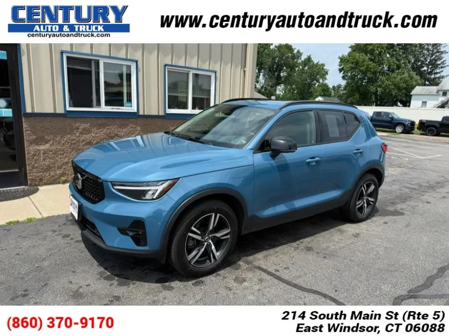2023 Volvo XC40 AWD Plus photo 1