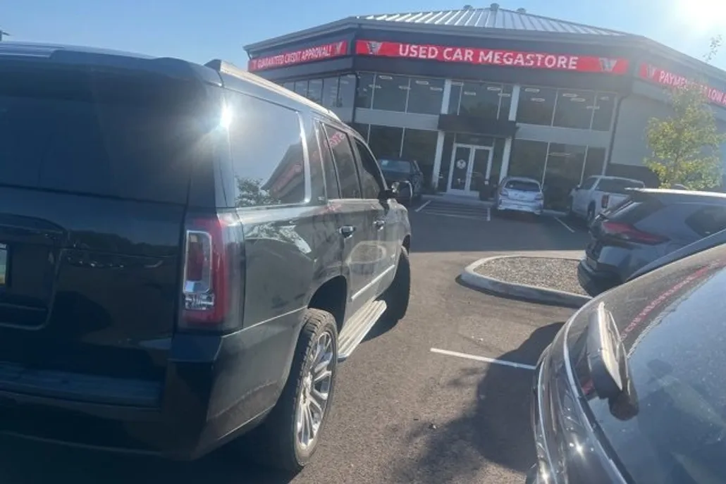2017 Gmc Yukon SLT photo 1