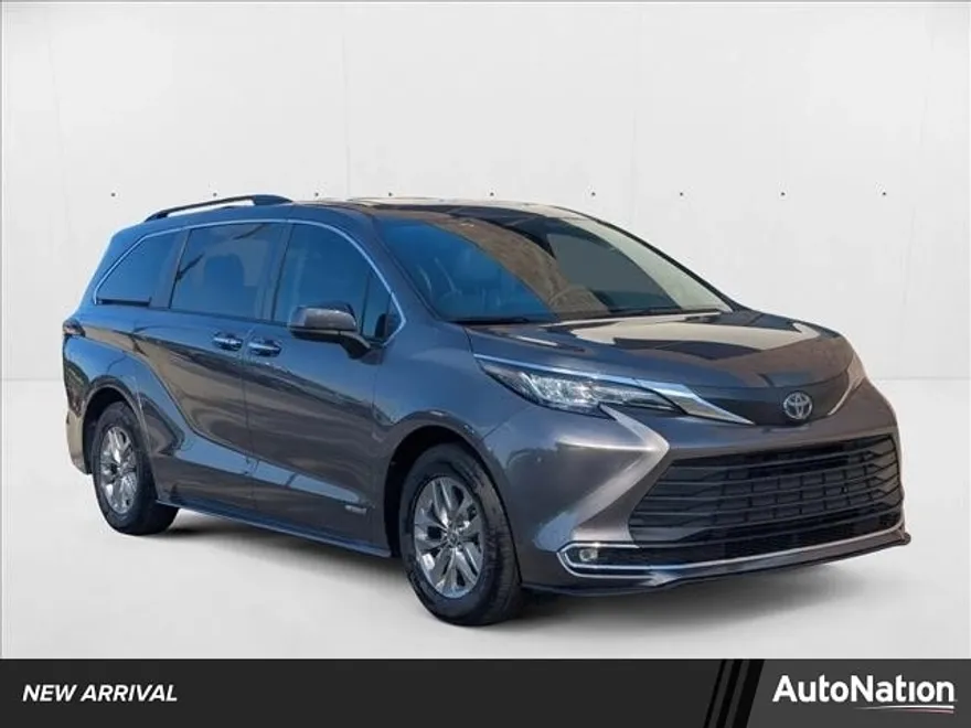 2021 Toyota Sienna XLE photo 1