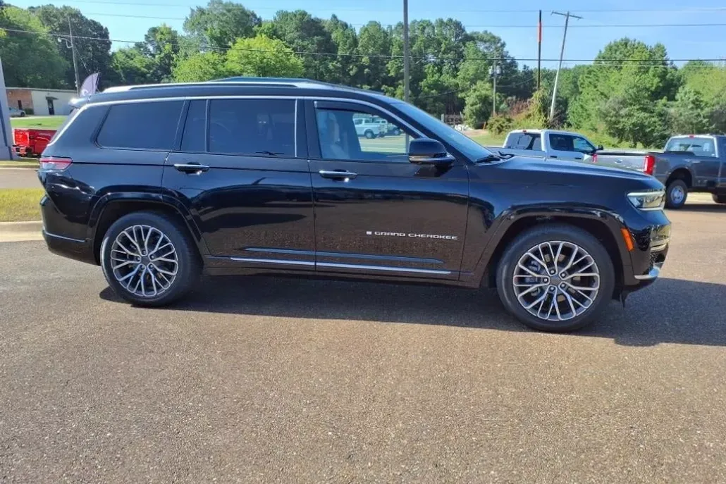 2024 Jeep Grand Cherokee L Summit photo 1