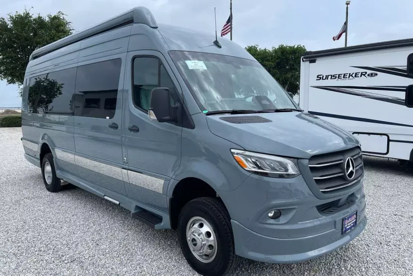 2025 Mercedes Benz Sprinter 3500 photo 1