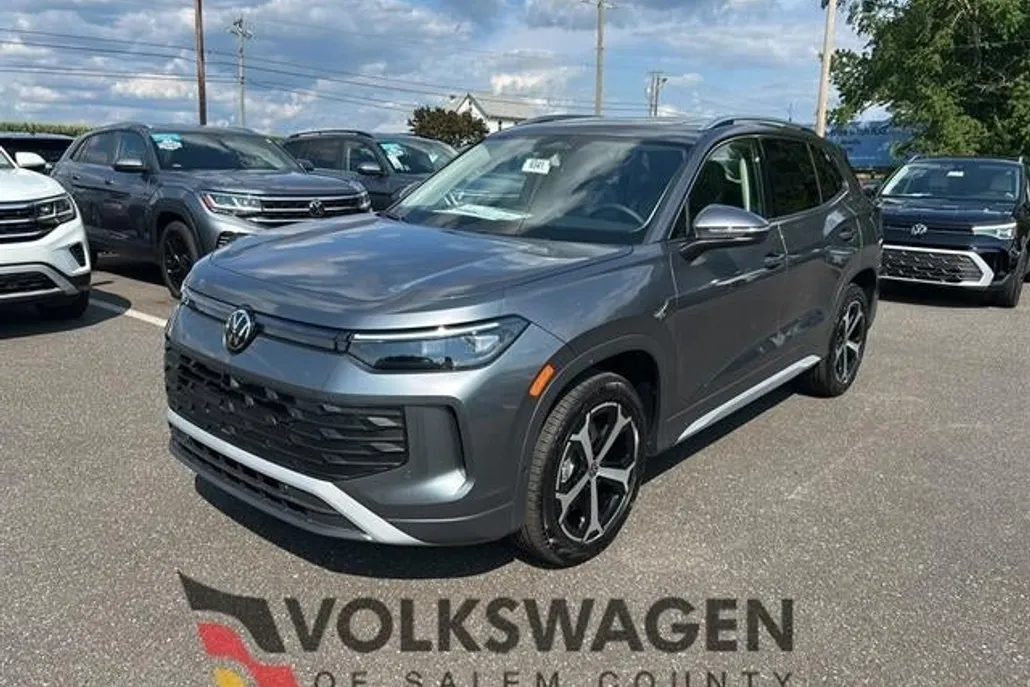 2025 Volkswagen Tiguan SE photo 1