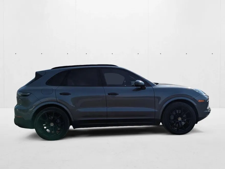 2023 Porsche Cayenne S photo 1