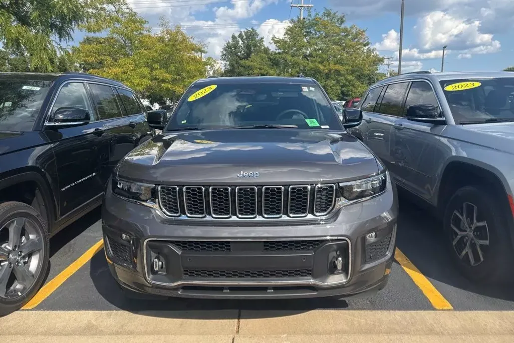 2023 Jeep Grand Cherokee Overland photo 1