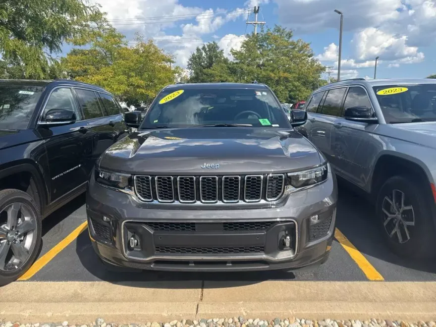 2023 Jeep Grand Cherokee Overland photo 1