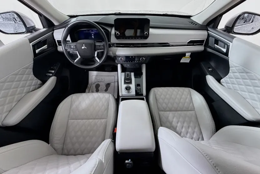 2024 Mitsubishi Outlander SEL photo 1