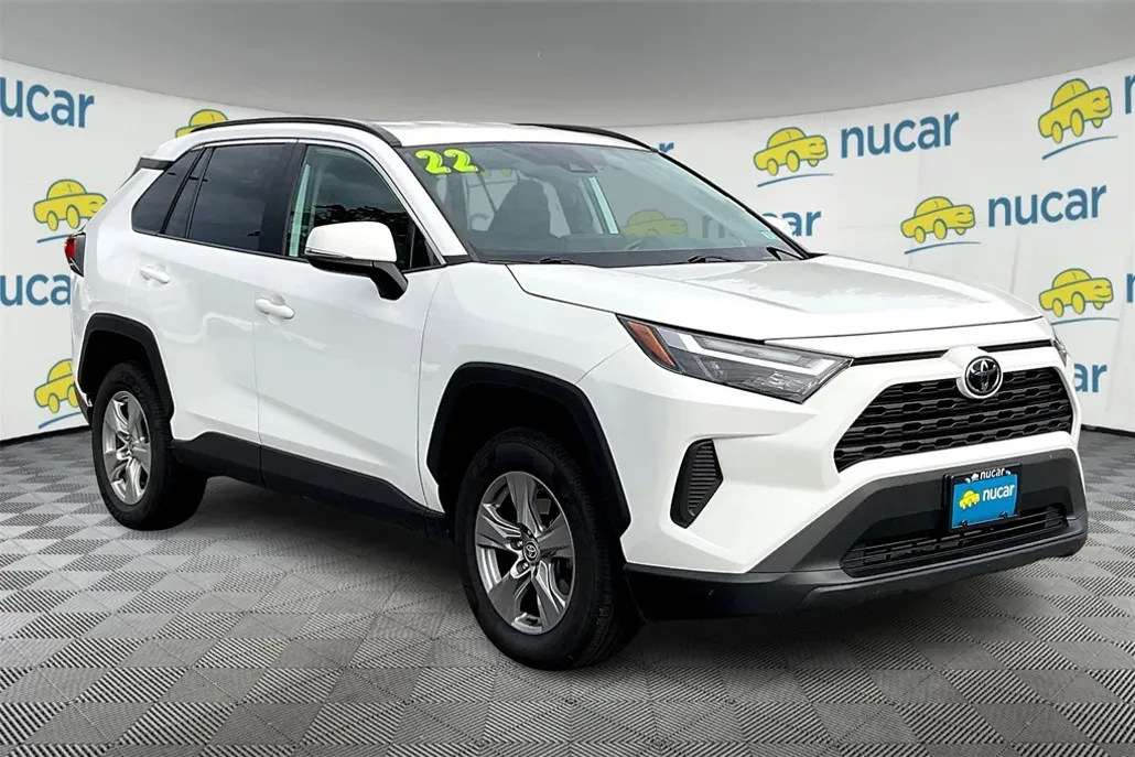 2022 Toyota RAV4 XLE photo 1
