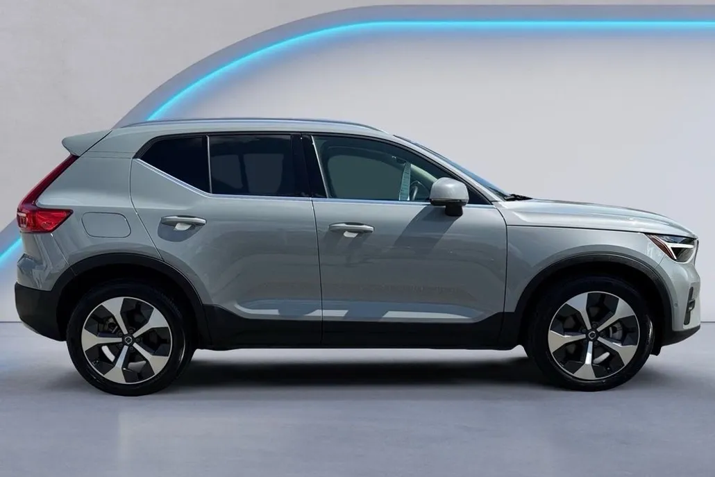2024 Volvo XC40 Plus photo 1