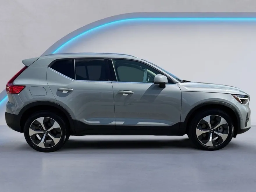 2024 Volvo XC40 Plus photo 1