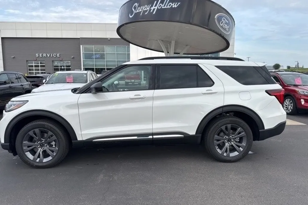 2025 Ford Explorer photo 1