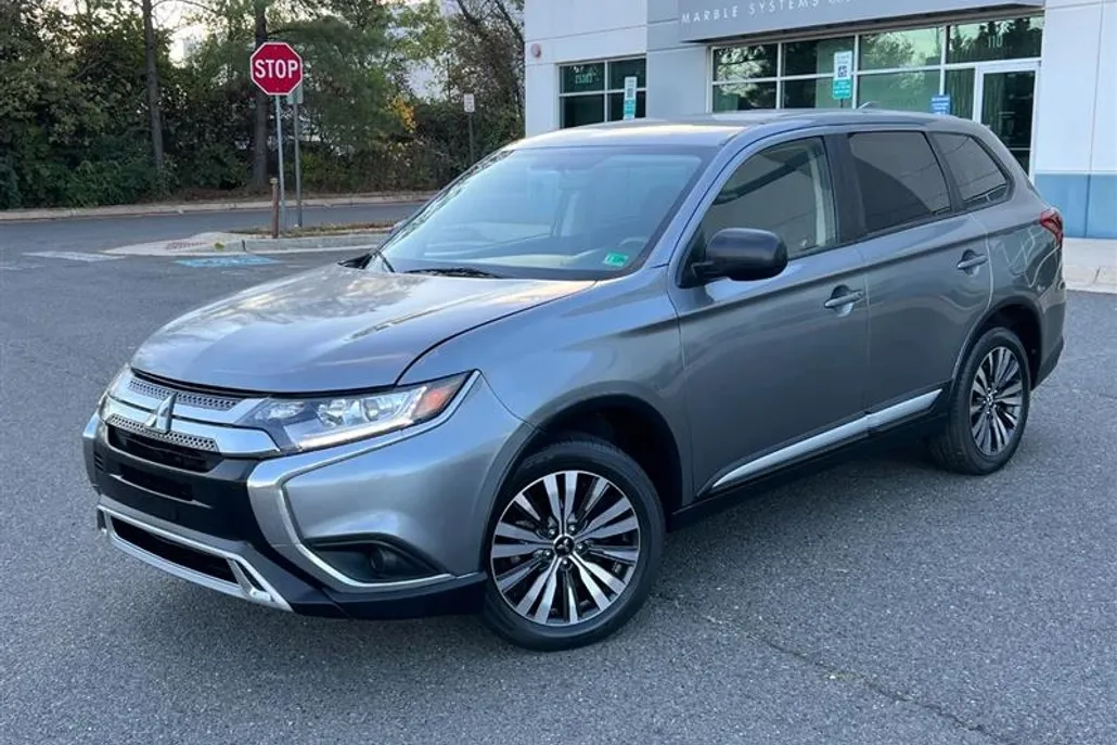 2020 Mitsubishi Outlander ES photo 1